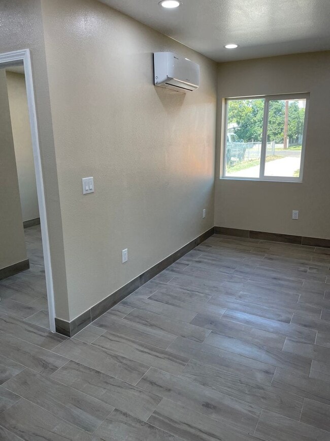 Building Photo - Cute 1 Bedroom Unit in Nice Neighborhood! ...