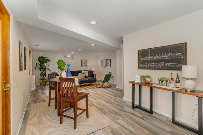 Building Photo - 305 Crestview Dr