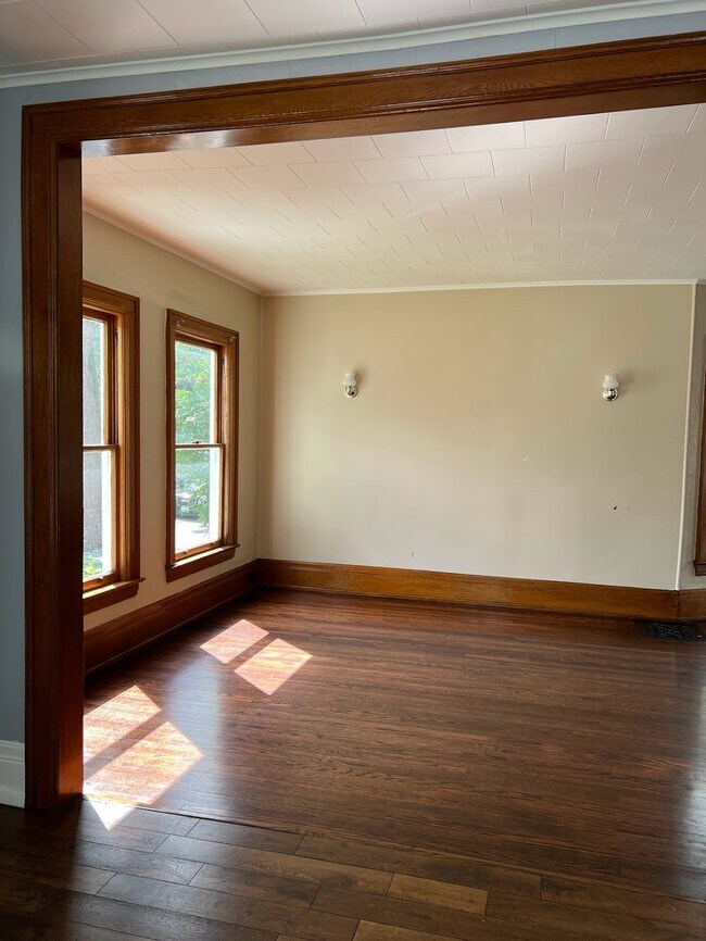 Building Photo - 572 Bird Ave