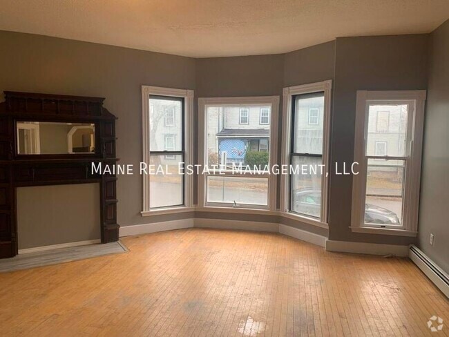 Building Photo - 372 Hammond St