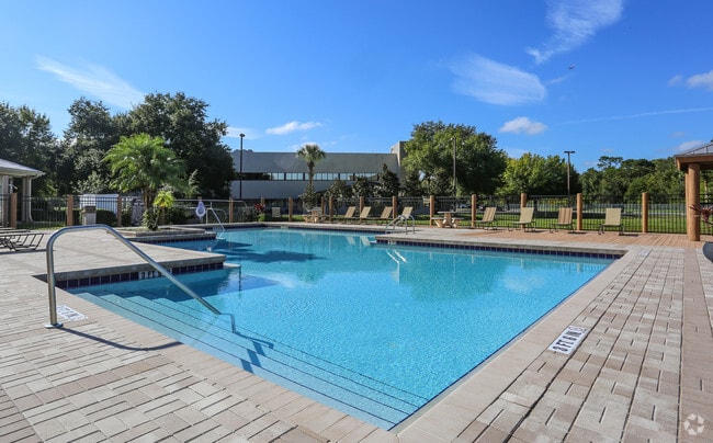 Piscina - Retreat at Valencia Apartment Homes