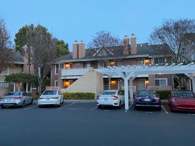 Complejo de condominios - 631 E El Camino Real