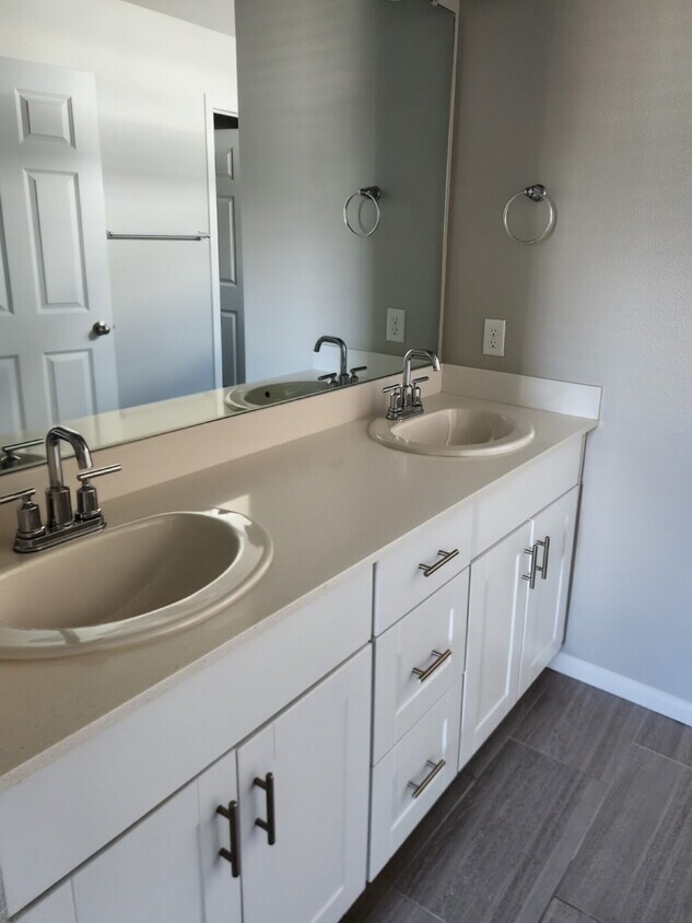 Building Photo - Stunning 3-Bed Townhome in Northglenn w/ 2...