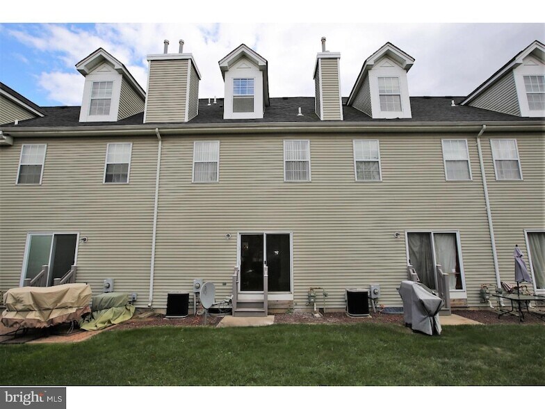 Foto del edificio - 1603 Blossom Cir