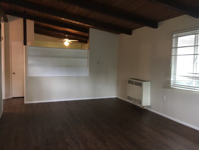 Foto del edificio - Quaint, single level duplex with one car garage