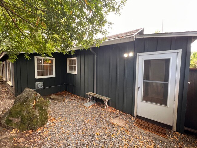Building Photo - CHARMING STUDIO COTTAGE HOME WITH PRIVATE YARD