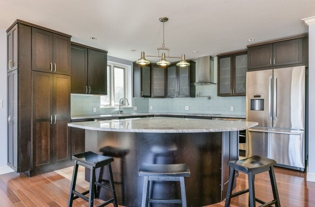 Building Photo - Coolidge Corner 2 bed / 2 bath 1185sqft w/...