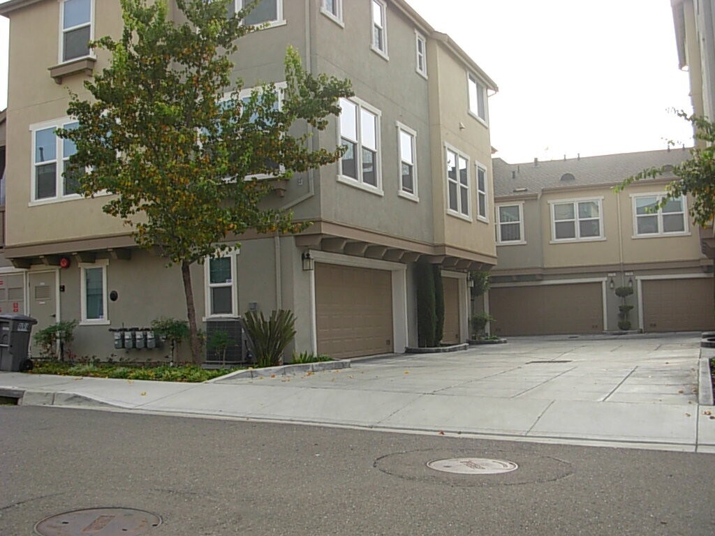 Primary Photo - Beautiful end-unit Townhouse 3 bedrooms/2....
