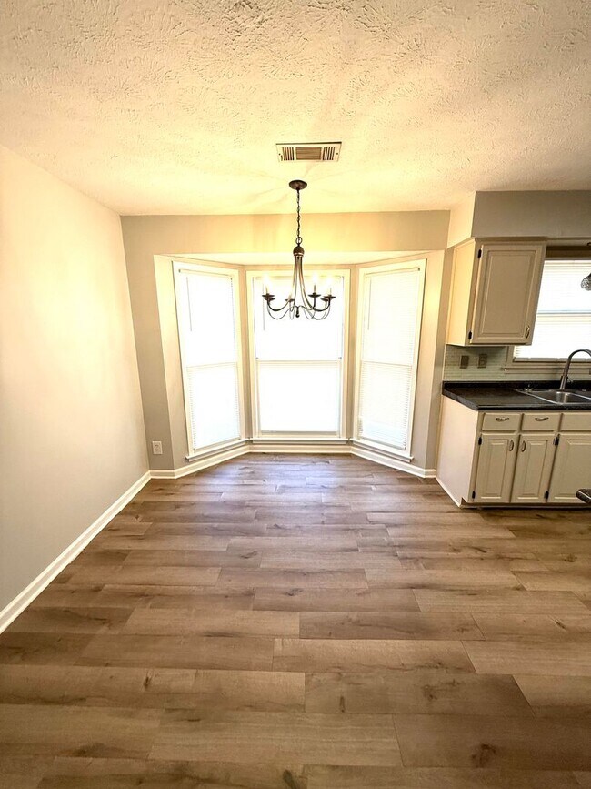 Foto del edificio - ** 4 Bed 2 bath located in Johnstown ** Ca...