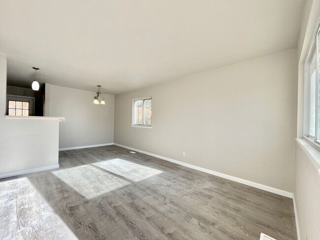 Foto del edificio - 3 Bedroom/ 1 Bathroom Rancher Close To Fort Carson