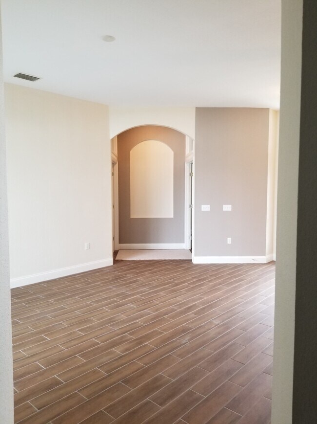 Sala de estar. - 5390 Hidden Oaks Dr