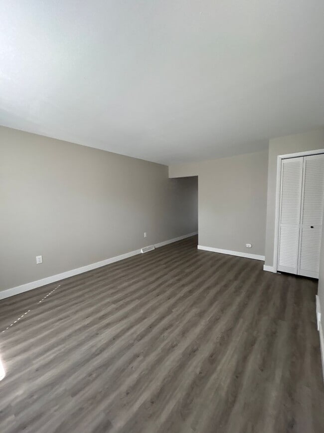 Building Photo - 2-Bedroom, 1-Bathroom Condo in South Bend – $1,464/Month (Lawn Care & Snow Removal Included!)