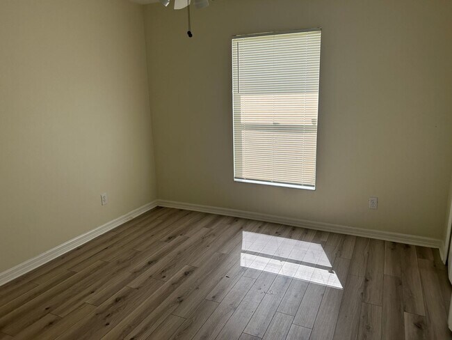 Foto del edificio - COMING MID NOVEMBER  3/2 Spacious home off...