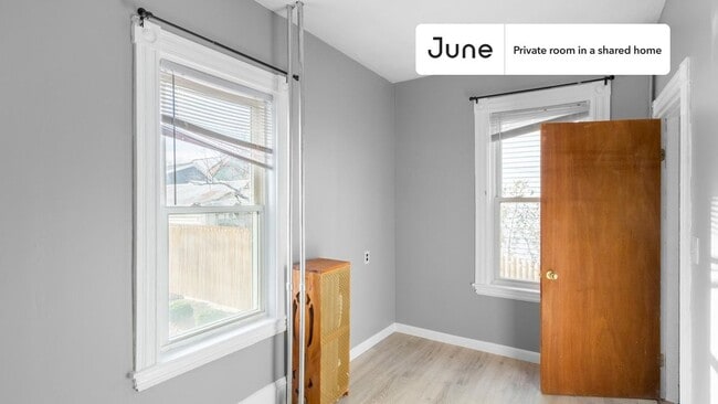 Building Photo - Room in Shared 5 bed/1 bath home