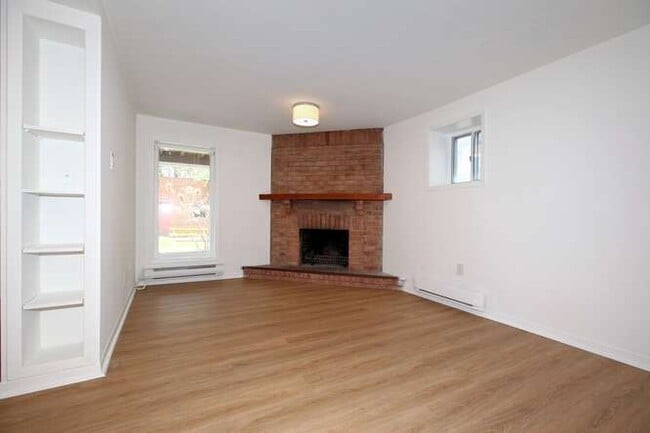 Photo du bâtiment - High Park- SPACIOUS Renovated 2/3 Bdr or Den /1Bath $3290/mth incl. Utilities