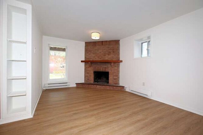 Photo du bâtiment - High Park- SPACIOUS Renovated 2/3 Bdr or Den /1Bath $3390/mth incl. Utilities