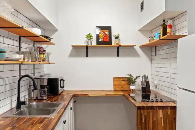 Foto del edificio - 2627 Douglas Ave