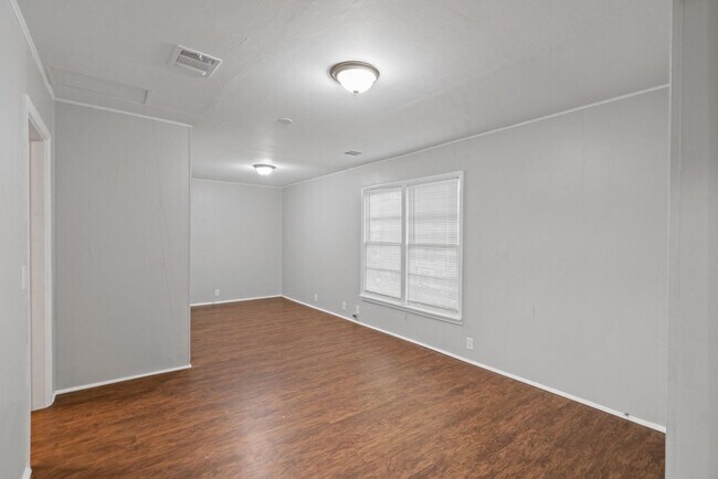 Building Photo - Charming Home in Historic Granbury