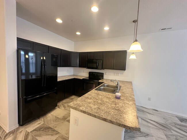 Foto del edificio - 2 Bed 3 Bath Townhouse with 2 Car Attached...