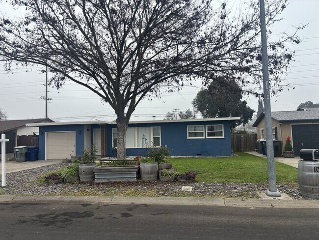 Foto del edificio - This charming 2-bedroom, 1-bathroom home in the heart of Modesto