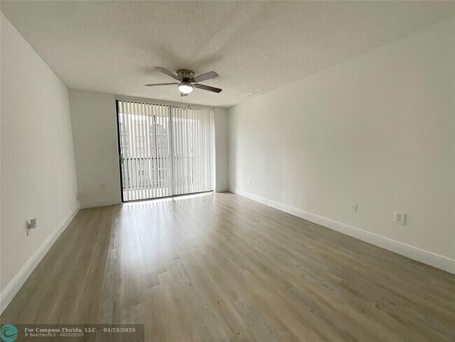 Foto del edificio - 9517 Fontainebleau Blvd
