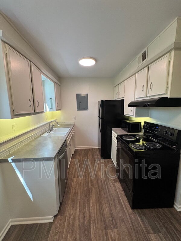 Building Photo - 721 N Dougherty Ave