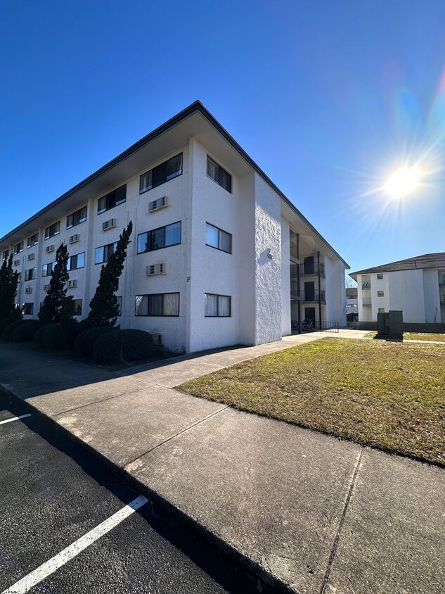 Building Photo - 1 Bedroom Condo