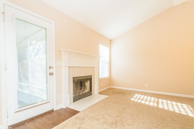 Foto del edificio - 1318 Eastwoods Dr
