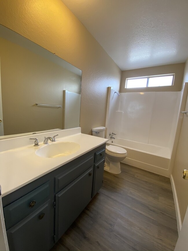 Building Photo - Very Spacious 2Bed & 1 Bath