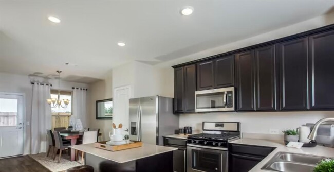 Building Photo - 10483 Pineland Dr