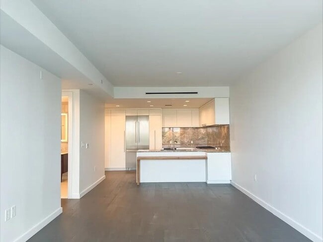 Building Photo - 320 Adolphus Ave