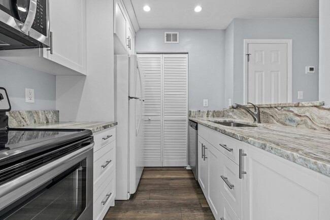 Building Photo - AWESOME CONDO - CONVENIENT LOCATION!