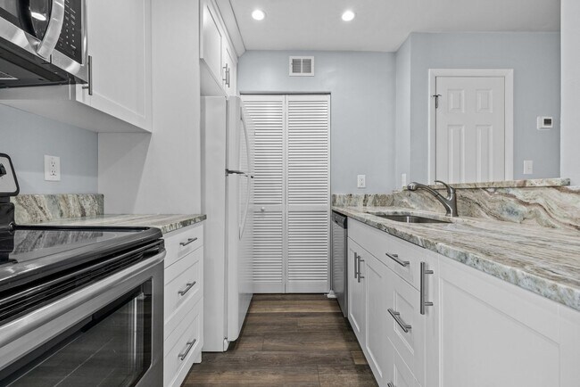Foto del edificio - AWESOME CONDO - CONVENIENT LOCATION!
