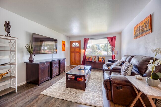 Amplia sala de estar. - 1725 Upham St