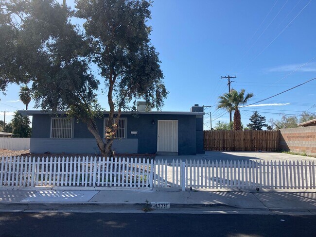 Building Photo - Large corner lot with 2 bedroom single sto...