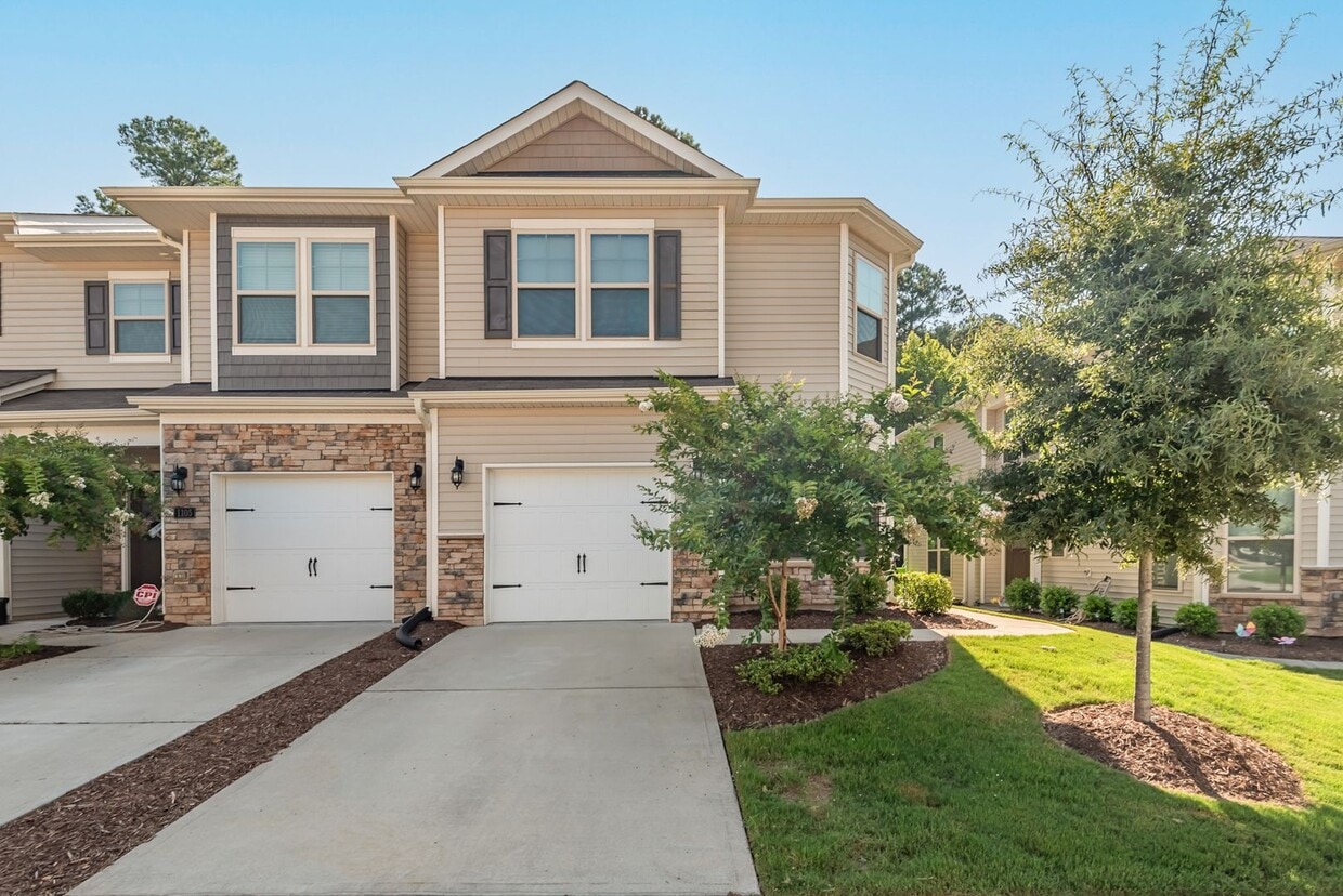 Primary Photo - Pending Application: End unit Townhouse in...