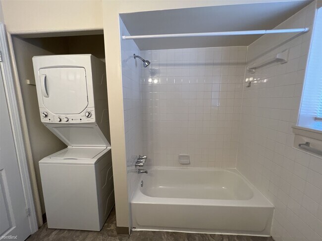 Building Photo - 2 br, 1 bath Condo - 455 W Marshall St