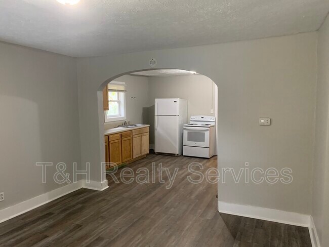 Building Photo - 3725 N Kenwood Ave