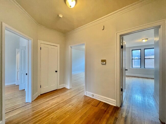 Building Photo - 5453 S Everett Ave