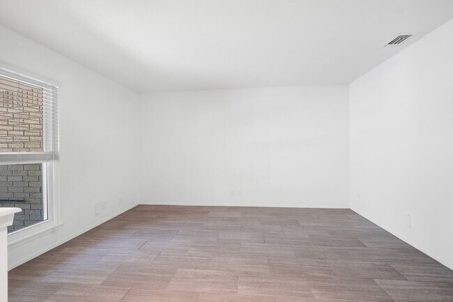 Foto del edificio - Refreshing 3 Bedroom, 2 Bath Home w/ Office Space Near The Domain