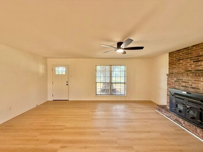 Foto del edificio - Spacious 3-Bedroom, 2-Bath Home with Bonus...