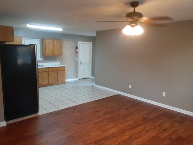 Building Photo - 11 Redwood St NE