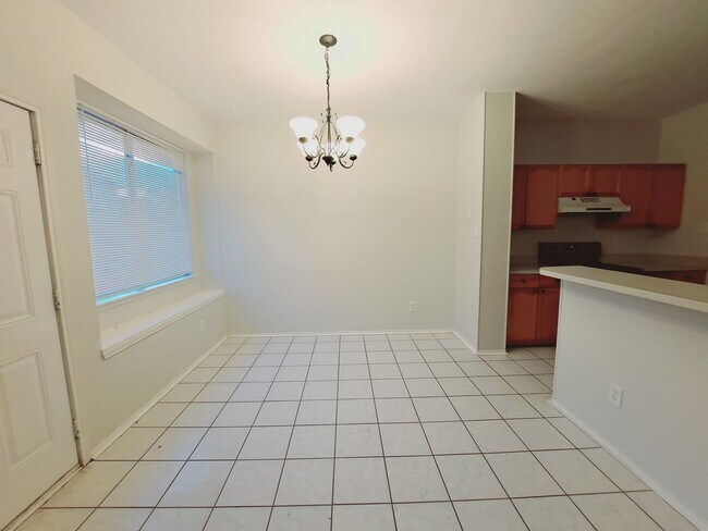 Foto del edificio - 2 Story 3/2.5/2 with 2 living and 2 dining...