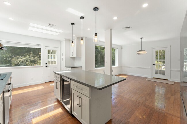 Building Photo - 128 Moorland Dr