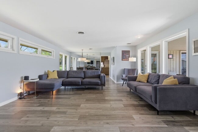 Building Photo - Charming 3-Bed Oasis with Scenic Waterfront Views and Pool 15 minutes from Downtown Nashville