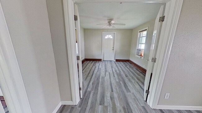 Building Photo - 1st Floor Apartment