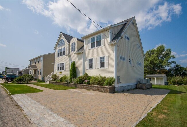 Building Photo - 15 Elm Ave