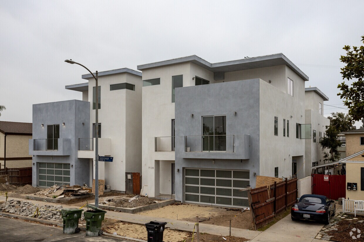 Primary Photo - 7126-7138 W 85th St