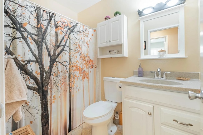 Building Photo - 2120 N Valley St