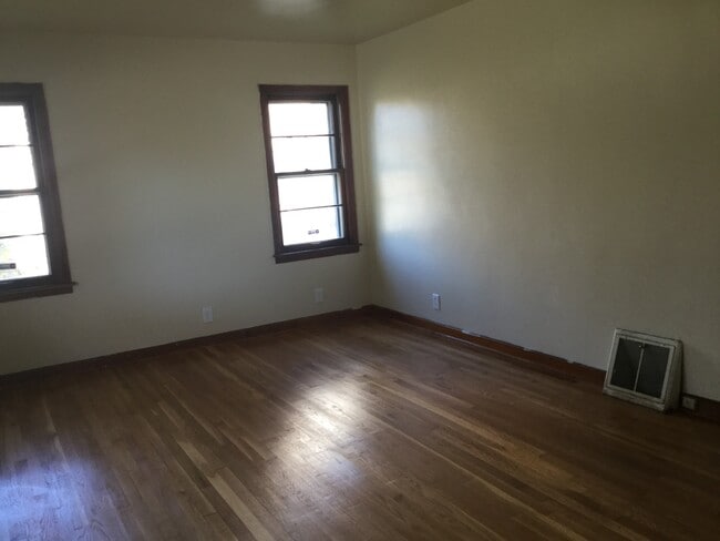 Building Photo - 4 Bedroom Single Family Home